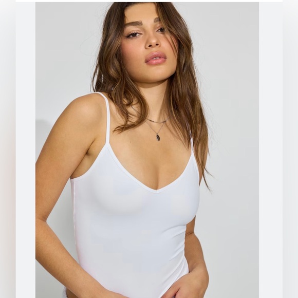 Garage Sleek Deep V-nevk Cami Top - White M - Picture 2 of 8